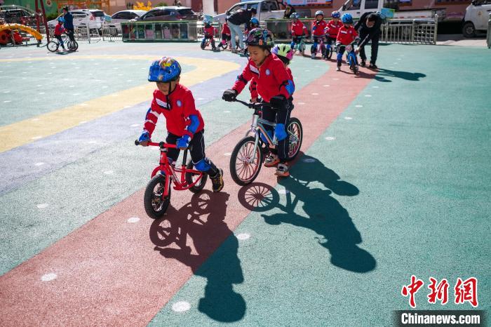 圖為拉薩市實(shí)驗(yàn)幼兒園孩子們正在練習(xí)滑步車(chē)?！『闻罾?攝