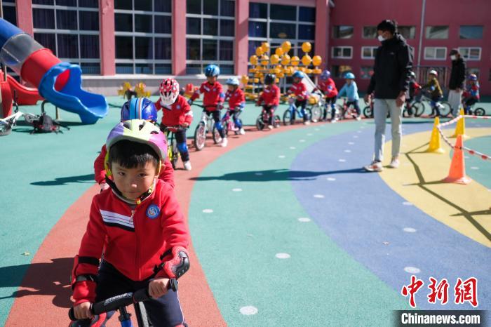 圖為拉薩市實(shí)驗(yàn)幼兒園孩子們?cè)诮叹毜闹笇?dǎo)下練習(xí)滑步車(chē)?！『闻罾?攝