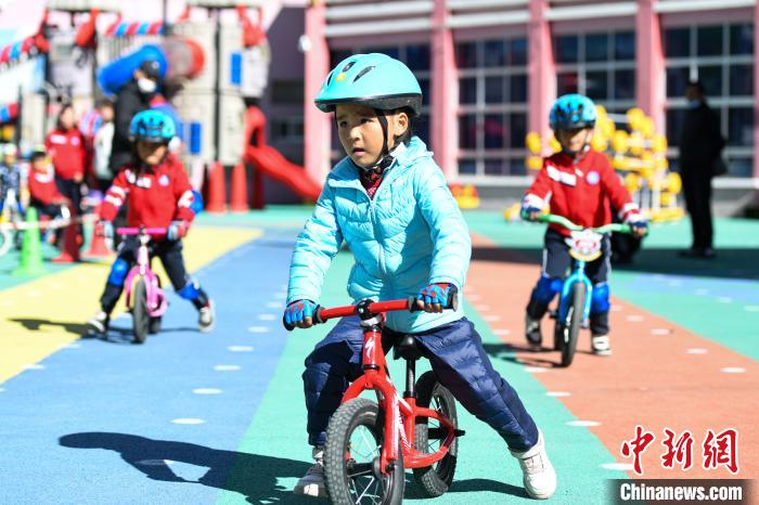 圖為拉薩市實(shí)驗(yàn)幼兒園孩子們正在練習(xí)滑步車(chē)?！『闻罾?攝