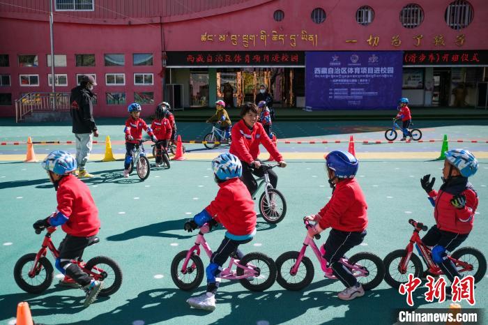 圖為拉薩市實(shí)驗(yàn)幼兒園孩子們正在練習(xí)滑步車(chē)?！『闻罾?攝