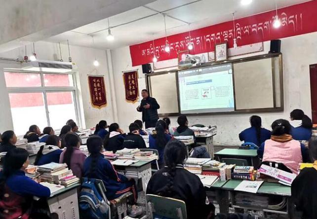 學生在免費輔導班上課?！∧岈敵?攝