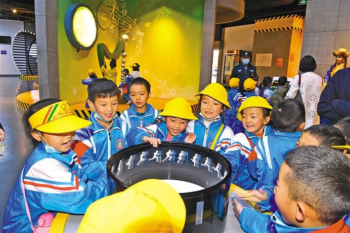 圖為10月29日，一年級的同學們在科技館參觀體驗。李洲 攝.jpg