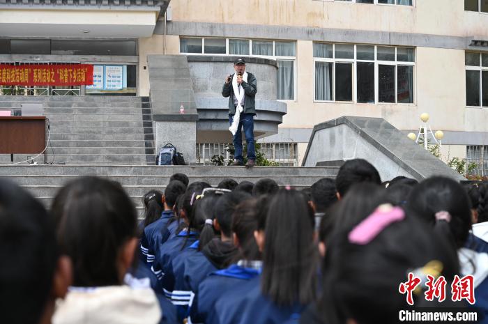 圖為西藏大學(xué)教授寧長春為中學(xué)生授課。　趙朗 攝