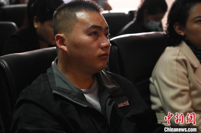 圖為企業(yè)工作人員參加講座?！≮w朗 攝