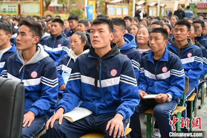 圖為昌都市第五高級(jí)中學(xué)學(xué)生參加授課。　趙朗 攝
