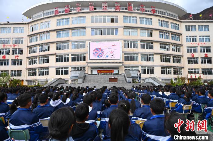 圖為昌都市第五高級(jí)中學(xué)全體學(xué)生參加授課?！≮w朗 攝