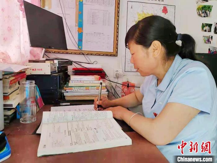 甘肅環(huán)縣“全能老師”堅守“麻雀學(xué)?！保簩W(xué)生在，我就在