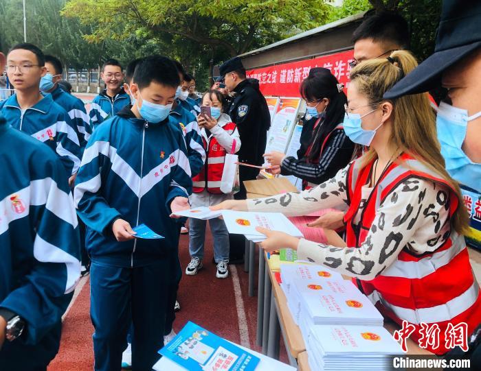 圖為西寧市法制宣傳進(jìn)校園?！∥鲗幨谐俏鲄^(qū)供圖