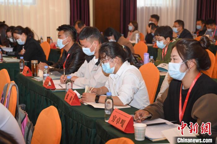 圖為第十五期全國(guó)預(yù)防青少年違法犯罪工作理論與務(wù)實(shí)高級(jí)研修班學(xué)員正在上課?！∝暩聛?lái)松 攝