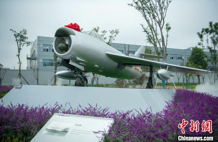 園林式戰(zhàn)斗機(jī)博物館內(nèi)展示的“殲5甲”飛機(jī)?！⒅铱?攝