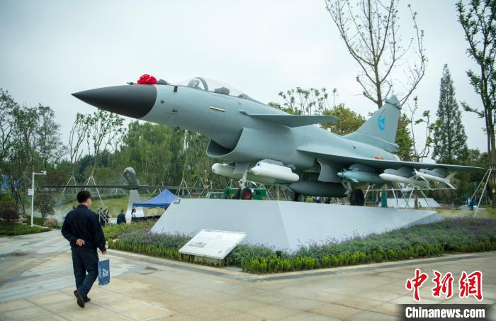 園林式戰(zhàn)斗機(jī)博物館內(nèi)展示的“殲10C”飛機(jī)?！⒅铱?攝