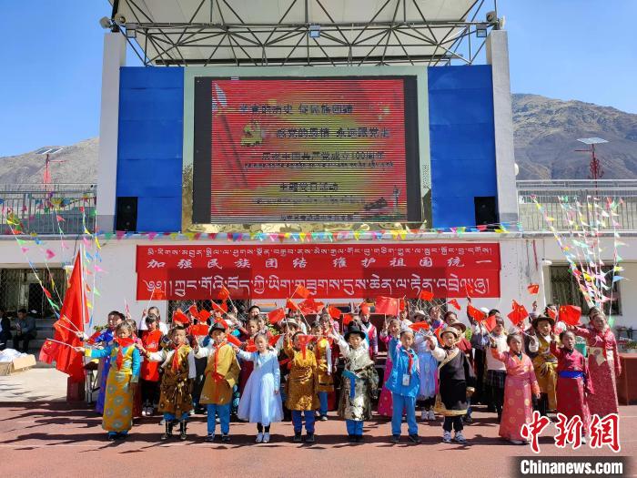 圖為加查縣安繞鎮(zhèn)小學(xué)各民族代表學(xué)生齊唱紅歌?！“怖@鎮(zhèn)小學(xué)供圖
