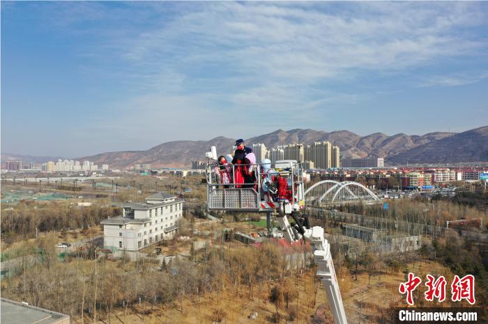 圖為小朋友在消防員的陪同下，體驗(yàn)78米登高平臺消防車?！铨埥?攝