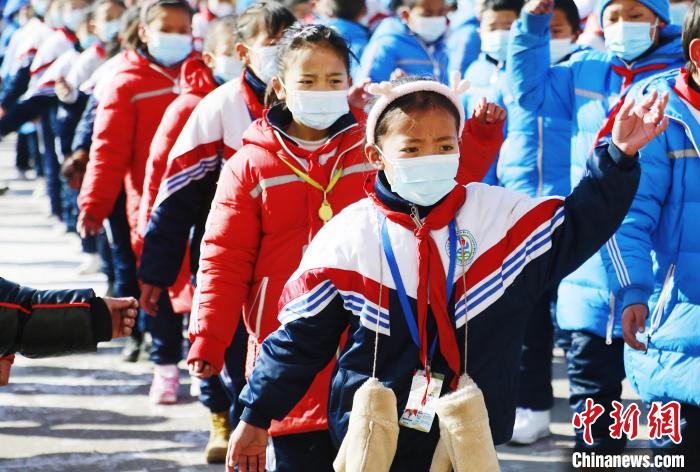 圖為學(xué)生跳起歡快的藏族舞蹈迎接新學(xué)期?！●R銘言 攝