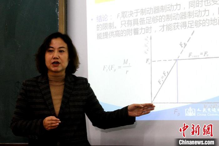 圖為李富香給學(xué)生上理論課。(資料圖) 青海省教育廳供圖