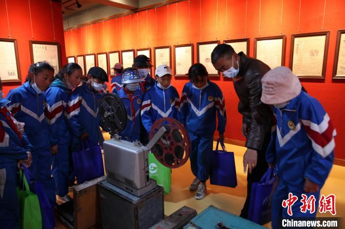 資料圖為玉樹市第四完小學生參觀鑄牢中華民族共同體意識主題展?！『F龍 攝