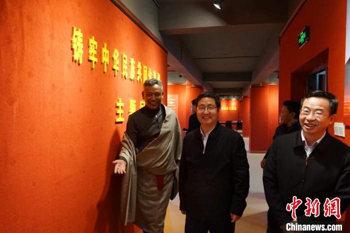 資料圖為參觀鑄牢中華民族共同體意識主題展。　胡貴龍 攝