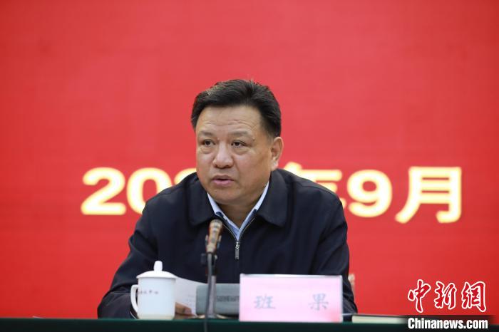 圖為青海省委常委、統(tǒng)戰(zhàn)部部長(zhǎng)班果出席會(huì)議并講話?！『F龍 攝