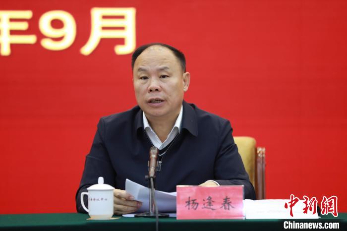 圖為青海省副省長(zhǎng)楊逢春主持會(huì)議并講話?！『F龍 攝