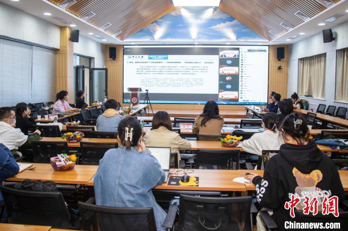 圖為論壇會(huì)議現(xiàn)場(chǎng)。　同東放 攝