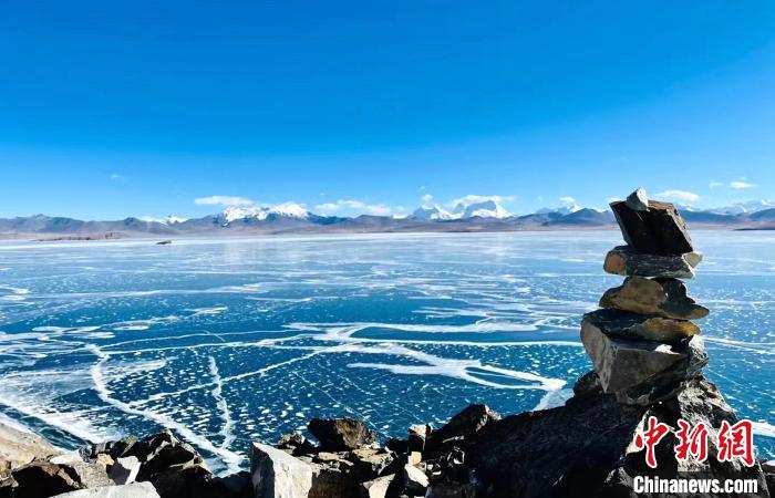圖為普瑪江塘鄉(xiāng)境內(nèi)的雪山、冰湖美景?！±丝ㄗ涌h網(wǎng)信辦供圖