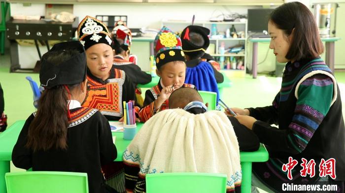 正在上課的學生?！√茊⒑?攝