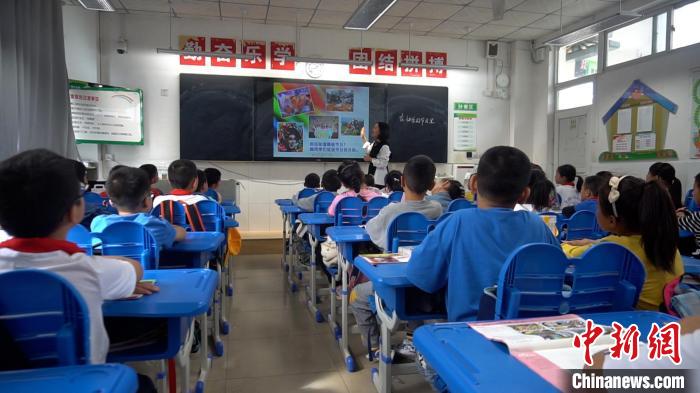 正在上課的學生?！√茊⒑?攝