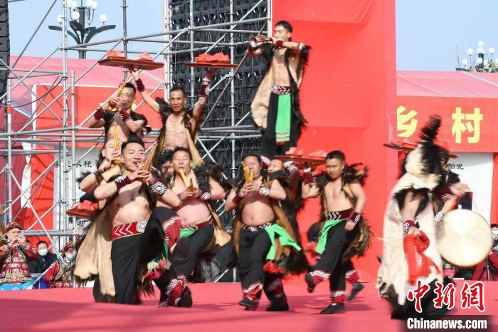 圖為少數(shù)民族舞蹈展演?！×赫赵?攝