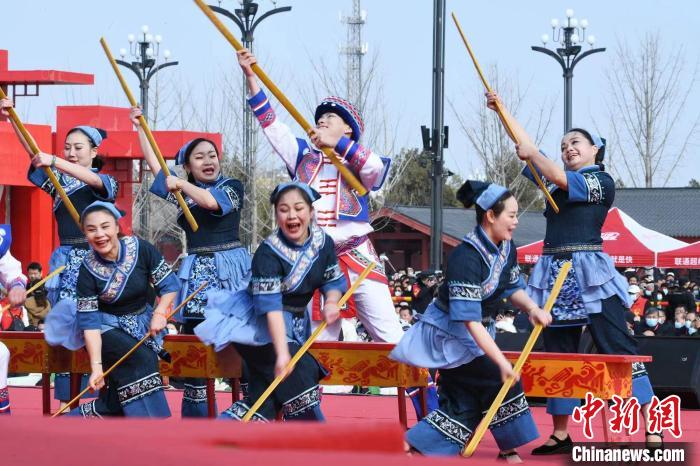 圖為廣西壯族打扁擔(dān)展演?！×赫赵?攝