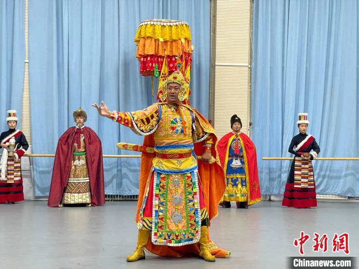 圖為格薩爾劇展演。　巷欠才讓 供圖