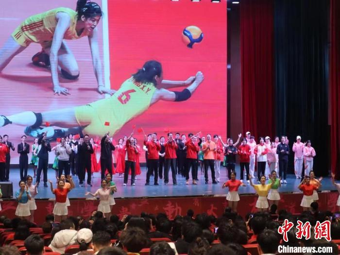 2023年全國(guó)青少年女排集訓(xùn)閉幕式現(xiàn)場(chǎng)。　天津體育學(xué)院供圖