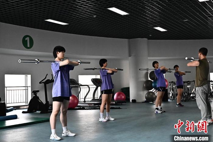 圖為全國(guó)青少年女排在天津進(jìn)行集訓(xùn)?！√旖蝮w育學(xué)院供圖