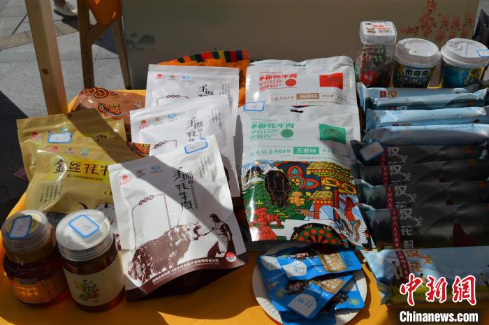 推介活動上的農(nóng)特產(chǎn)品展示?！≈炝杞?攝