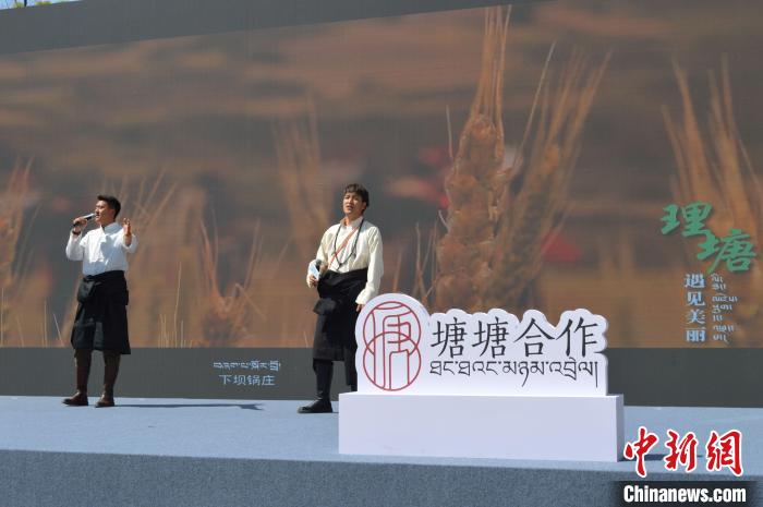 “康巴漢子”現(xiàn)場獻唱?！≈炝杞?攝