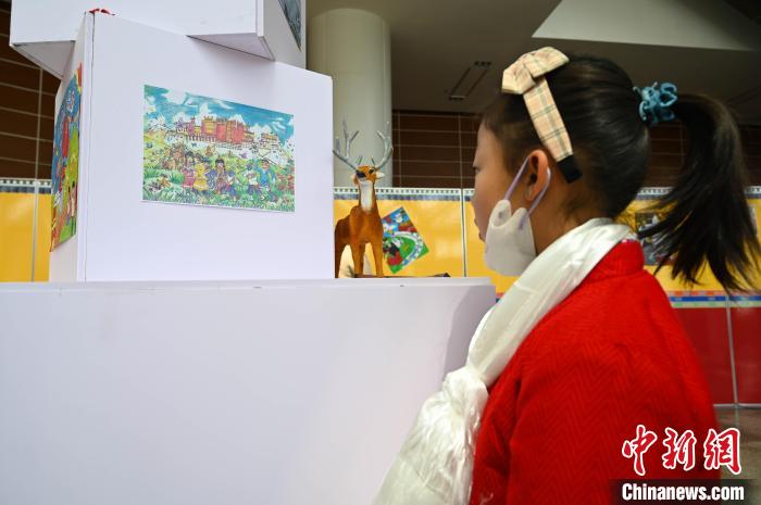 圖為學(xué)生參觀繪畫展?！≮w朗 攝