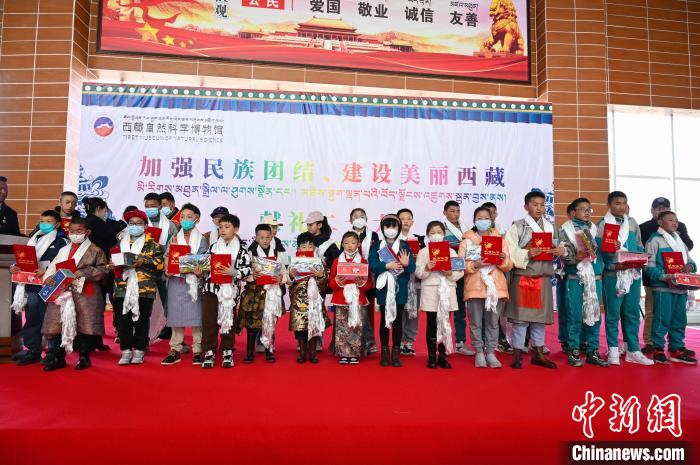 圖為部分獲獎學(xué)生合影?！≮w朗 攝