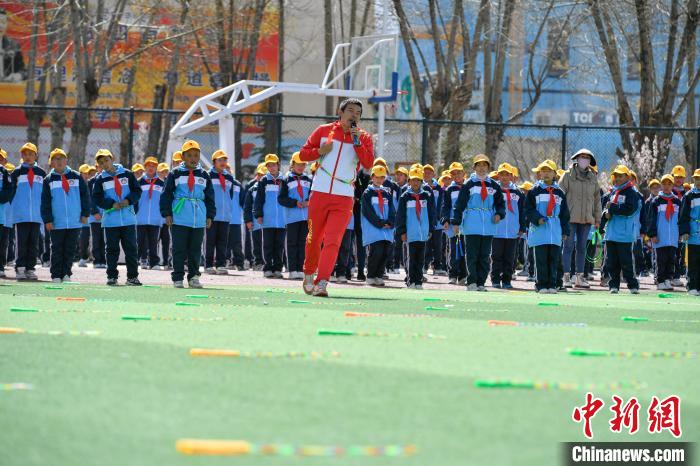 圖為學(xué)生在跳繩教練齊景龍的指導(dǎo)下做準(zhǔn)備運(yùn)動(dòng)?！∝暩聛?lái)松 攝