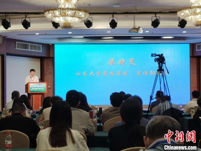 山東大學黨委常委、宣傳部部長桑曉旻在現(xiàn)場致辭?！⊥醪赦?攝