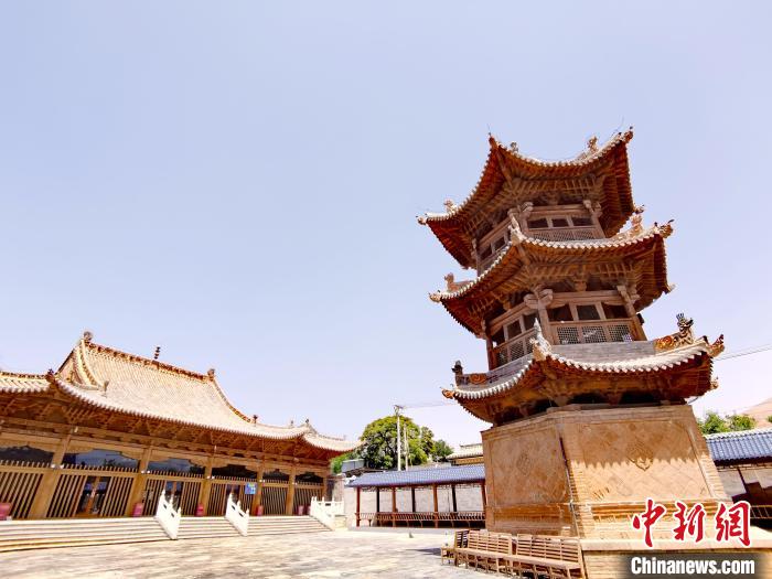圖為阿河灘清真寺局部?！?zhí)砀?攝