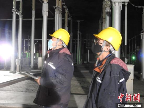 圖為5月10日凌晨，國網(wǎng)青海檢修公司柴達(dá)木換流站運維人員在進(jìn)行柴拉直流系統(tǒng)停電操作?！∫杂?攝