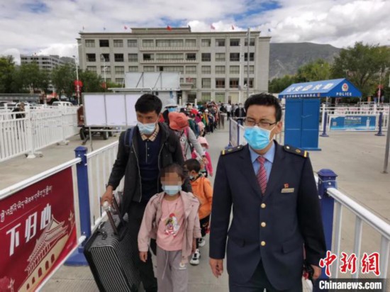 圖為拉薩車站工作人員為西藏先心病患兒和陪同人員提供“綠色”接力幫扶，并開通了專門通道，讓他們快速進站上車。拉薩車站 供圖