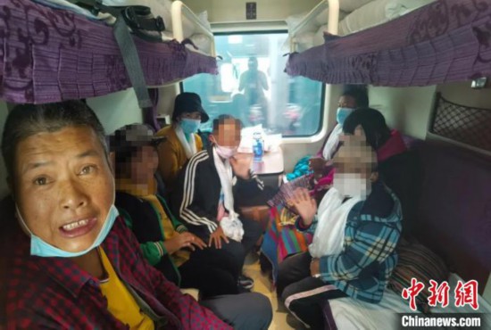 圖為乘坐Z266次列車的西藏先心病患兒和陪同人員。拉薩車站 供圖