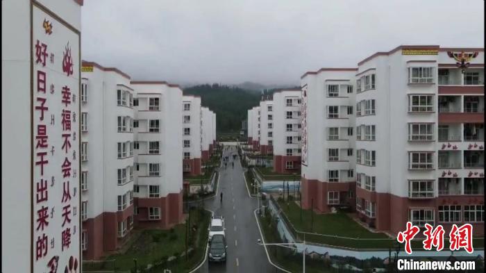 越西縣最大的易地扶貧搬遷安置點——城北感恩社區(qū)?！『武?攝