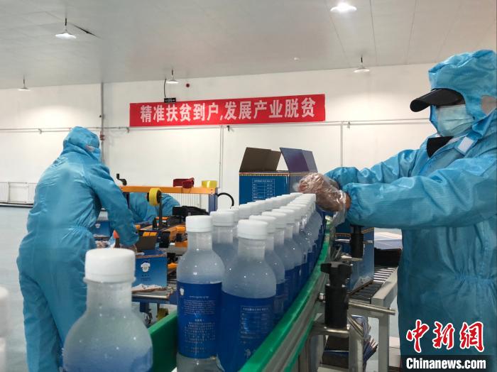 圖為阿里地區(qū)措勤縣某飲用水加工公司，該公司以“基地+公司+貧困民眾”為運營模式，帶動貧困民眾68戶232人。　謝牧 攝