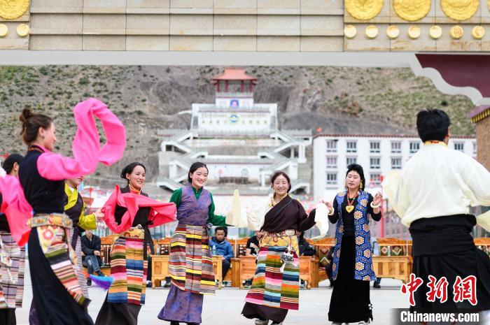 圖為西藏昌都市洛隆縣易地搬遷安置點(diǎn)阿托卡小康示范新村村民載歌載舞慶脫貧(資料圖)。　何蓬磊 攝