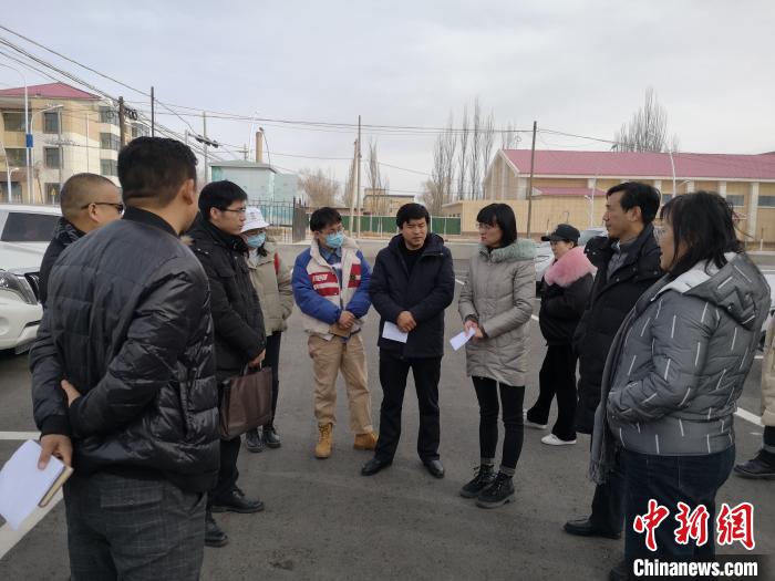 圖為青海大學(xué)工作人員正在現(xiàn)場考察該項(xiàng)目進(jìn)行情況?！±罱瓕?攝