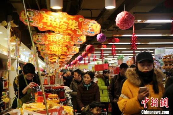 圖為西寧市民在超市購(gòu)買(mǎi)年貨。(資料圖) 孫睿 攝