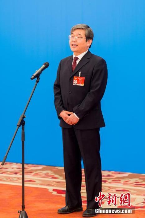 3月10日，全國政協(xié)十三屆四次會(huì)議第三場“委員通道”采訪活動(dòng)在北京人民大會(huì)堂新聞發(fā)布廳舉行。圖為全國政協(xié)委員阿拉坦倉通過網(wǎng)絡(luò)視頻方式接受媒體采訪。<a target='_blank' ><p  align=