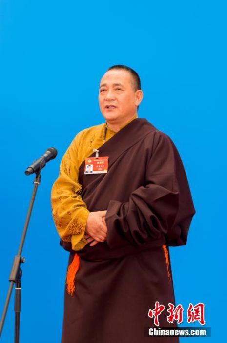 3月10日，全國政協(xié)十三屆四次會(huì)議第三場“委員通道”采訪活動(dòng)在北京人民大會(huì)堂新聞發(fā)布廳舉行。圖為全國政協(xié)委員洛桑山丹通過網(wǎng)絡(luò)視頻方式接受媒體采訪。<a target='_blank' ><p  align=