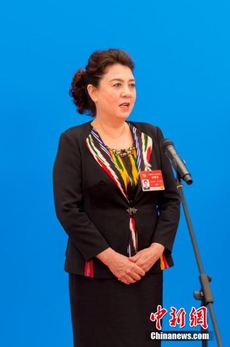 3月10日，全國政協(xié)十三屆四次會(huì)議第三場“委員通道”采訪活動(dòng)在北京人民大會(huì)堂新聞發(fā)布廳舉行。圖為全國政協(xié)委員古麗帕麗·阿不都拉通過網(wǎng)絡(luò)視頻方式接受媒體采訪。<a target='_blank' ><p  align=